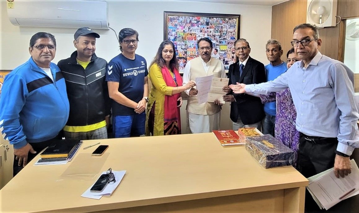 DadaAdish40447's tweet photo. जन असंतोष : यमुना स्पोर्ट्स कॉम्प्लेक्स, दिल्ली 92 खेल परिसर में व्यवसायिक बैंक्वेट के निर्माण से भारी जन असंतोष। 500 से अधिक लोग शांतिपूर्ण विरोध में सक्रिय। जन प्रतिनिधियों से पत्राचार और आश्वासन के अलावा कुछ ठोस कार्यवाही अपेक्षित। जन स्वास्थ, खेल, पर्यावरण, सुरक्षा दरकिनार। https://t.co/rdfx88rnhY
