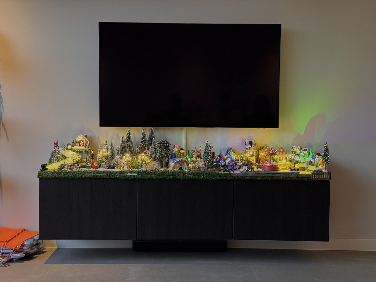 Vorig jaar een mooi kerstdorp gemaakt. Dit dorp zit vast een op 1.8m lange plank en is volledig 220v aansluitbaar. Ik verkoop dit complete door omdat ik wat nieuw wil kopen. Wie is er geïnteresseerd?