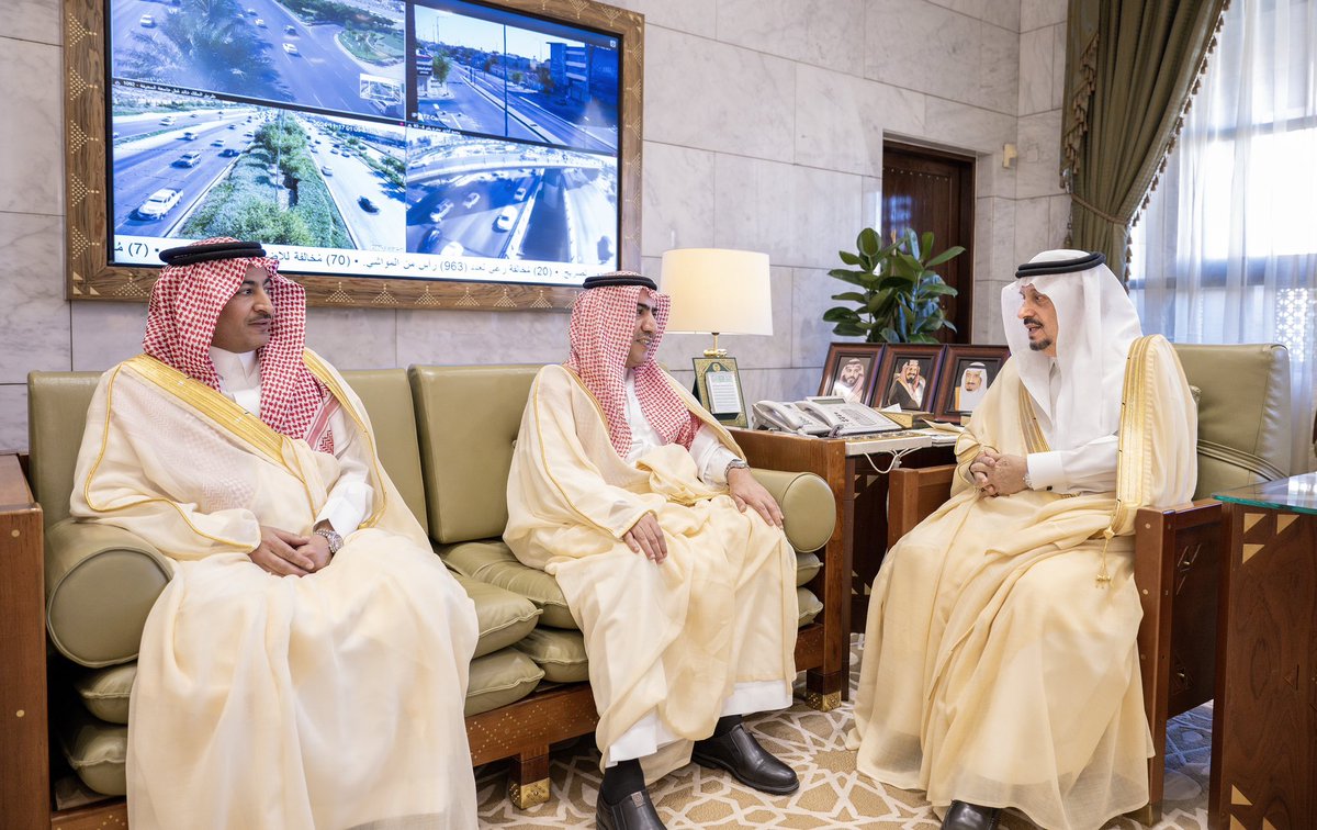 emara_alriyadh's tweet photo. سمو أمير منطقة #الرياض يطّلع على الخطة الإستراتيجية الشاملة للهيئة السعودية للمقاولين. 
https://t.co/1WaKMMo8D6

#إمارة_الرياض https://t.co/2bgD5fhLeb