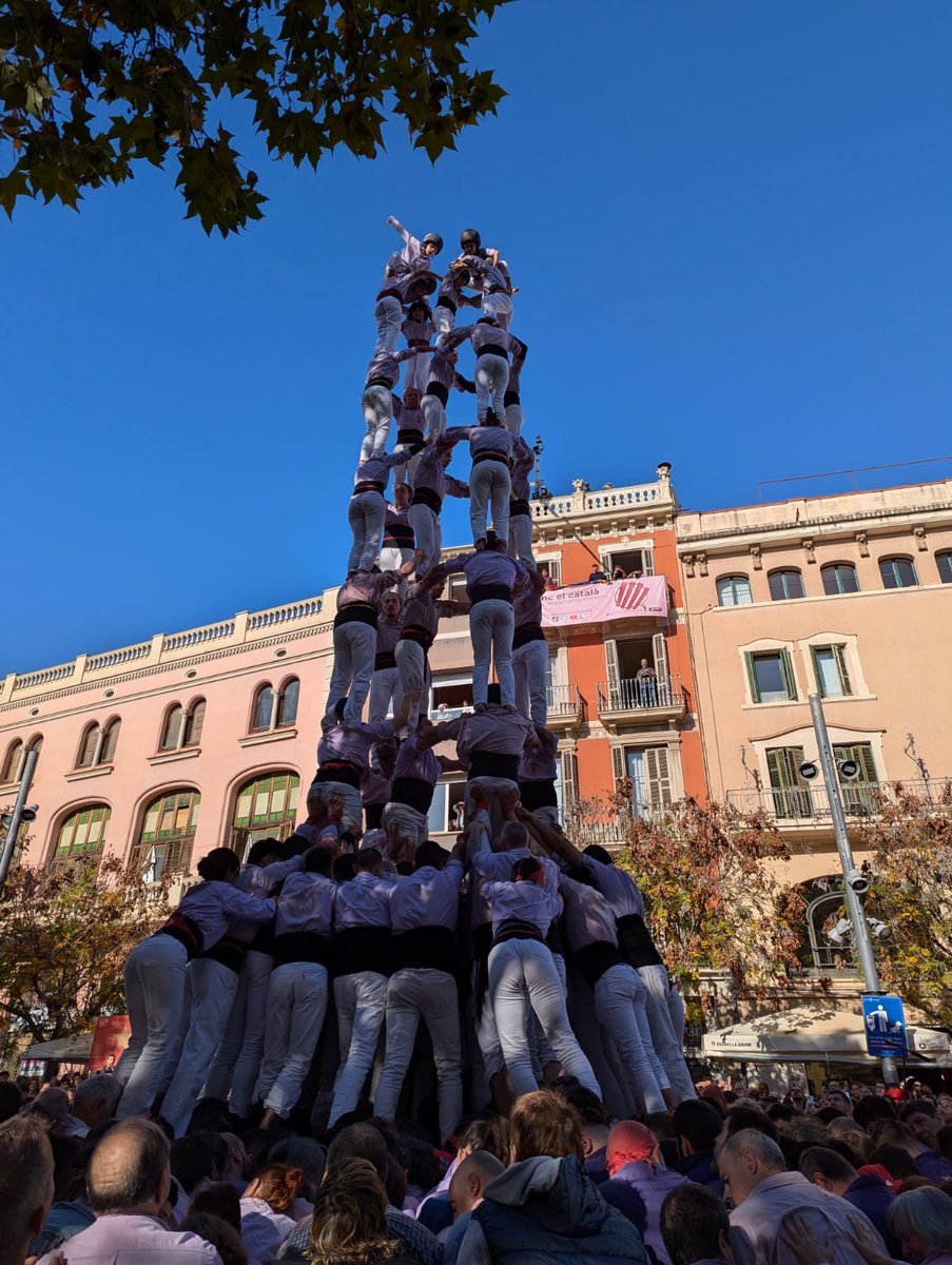 Comencem la XLVI Diada de la Colla amb el segon 5 de 9 amb folre de la temporada.

#castells #SomLaColla #Terrassa