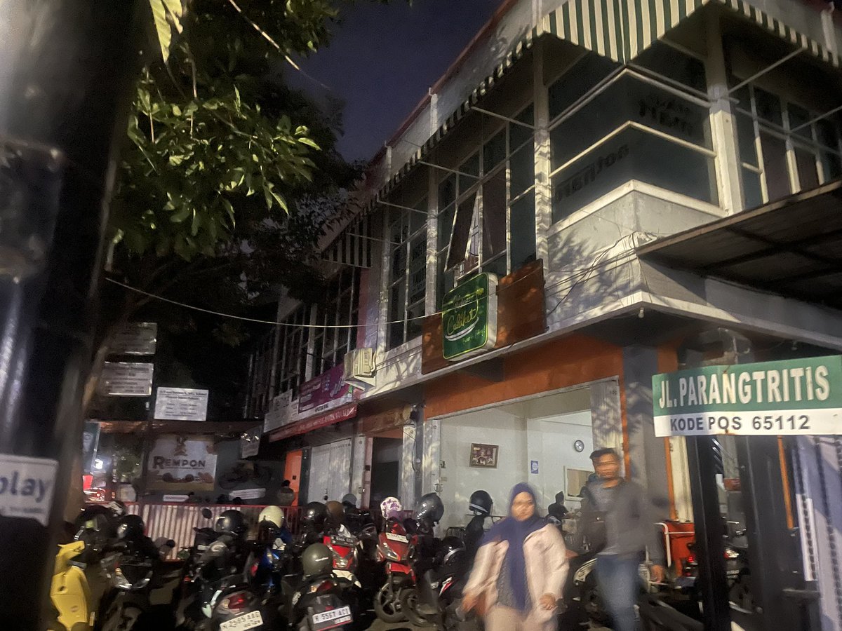 Min <a href="/pln_123/">PT PLN (Persero)</a> ada gangguan listrik di Mie Bakar Celaket 2 jalan Tawangmangu kav 4-5 Kelurahan Samaan Kecamatan Klojen Kota Malang, 4 ruko terdampak mati listrik