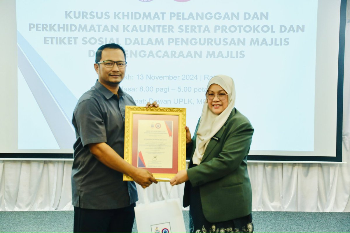 azmi_ej's tweet photo. 𝟏𝟑 𝐍𝐨𝐯𝐞𝐦𝐛𝐞𝐫 𝟐𝟎𝟐𝟒 | 𝐑𝐚𝐛𝐮 | 𝟎𝟖𝟎𝟎-𝟏𝟕𝟎𝟎

Terima Kasih Kementerian Kewangan Negeri Sabah (MOF) bagi peluang untuk saya berkongsikan Ilmu Perkhidmatan Pelanggan &amp; Kaunter serta Protokol &amp; Etiket Sosial dalam Pengurusan Majlis (MOF). https://t.co/KzqDzIAEGK