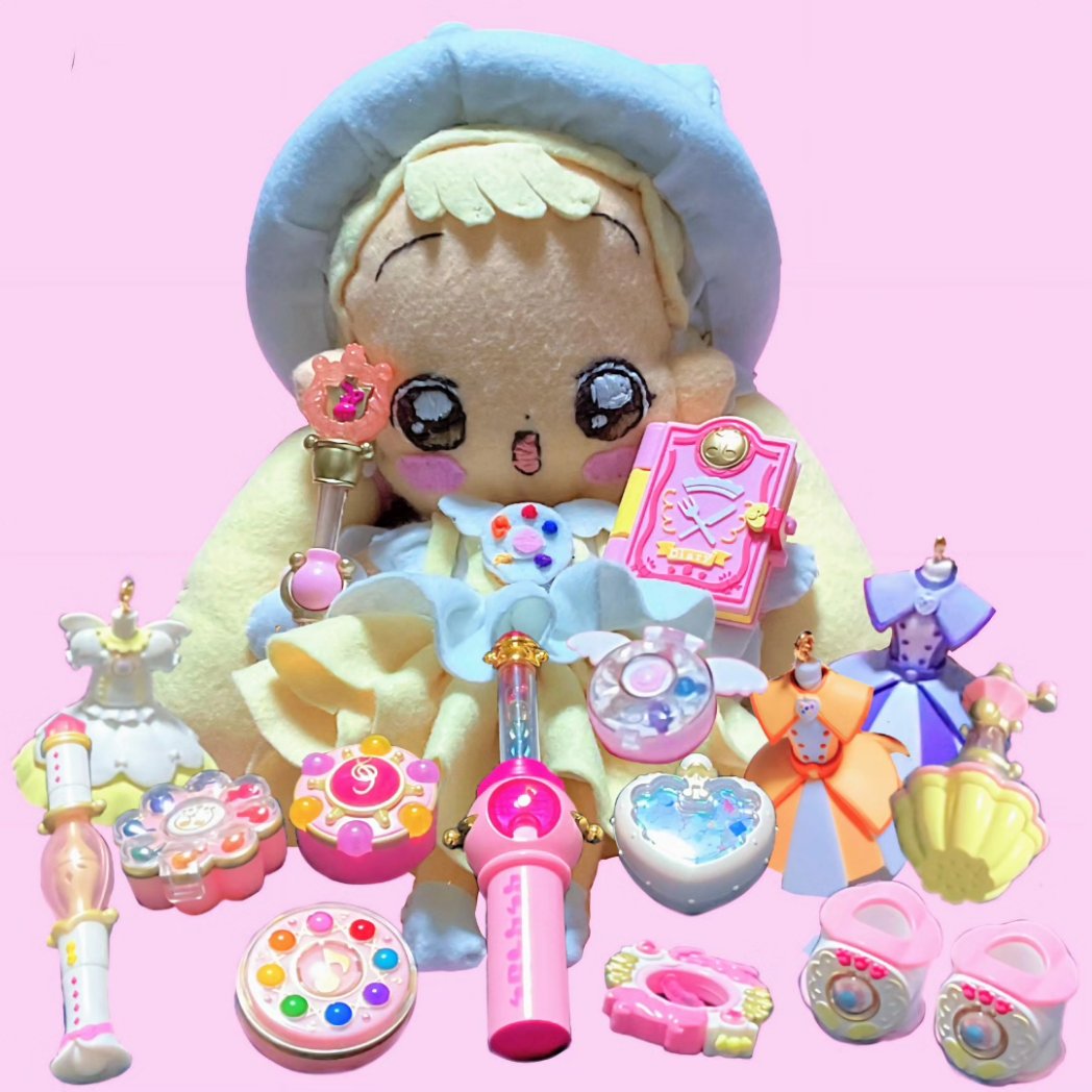 おジャ魔女どれみ展にて手に入れたペペルトポロンと
昨日からせっせと作ったハナちゃんのぬいぐるみ🌼
ガチャで集めて揃ってきた魔法道具たちも愛おしい🥰

#おジャ魔女どれみ 
#推し活
#Handmade