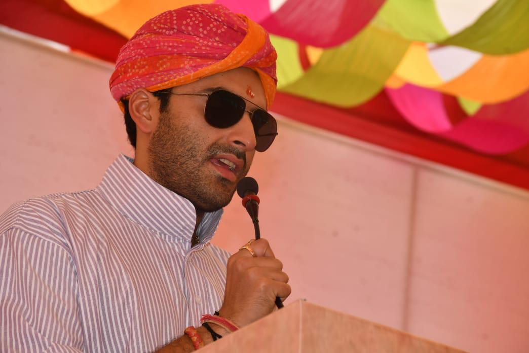 Chaitanya Raj Singh (@crsinghbhati) on Twitter photo рдЖрдЬ рд╢реНрд░реА рдЬрд╡рд╛рд╣рд┐рд░ рдЫрд╛рддреНрд░рд╛рд╡рд╛рд╕ рдЬреИрд╕рд▓рдореЗрд░ рдореЗрдВ рдХреНрд╖рддреНрд░рд┐рдп рдХрд░реНрдордЪрд╛рд░реА рдЬрд┐рд▓рд╛ рд╕рдВрд╕реНрдерд╛рди рджреНрд╡рд╛рд░рд╛ рдЖрдпреЛрдЬрд┐рдд рдкреНрд░рддрд┐рднрд╛ рд╕рдореНрдорд╛рди, рд╕рдВрд╡рд╛рдж рдПрд╡рдВ рд╕реНрдиреЗрд╣рдорд┐рд▓рди рдХрд╛рд░реНрдпрдХреНрд░рдо рдореЗрдВ рд╢рд┐рд░рдХрдд рдХреАред рдЗрд╕ рджреМрд░рд╛рди рдирд╡рдирд┐рдпреБрдХреНрдд рдХрд░реНрдордЪрд╛рд░рд┐рдпреЛрдВ рдХреЛ рд╕рдореНрдорд╛рдирд┐рдд рдХрд░ рдЙрдиреНрд╣реЗрдВ рдкреВрд░реНрдг рдордиреЛрдпреЛрдЧ рд╕реЗ рд░рд╛рд╖реНрдЯреНрд░ рдПрд╡рдВ рд╕рдорд╛рдЬ рд╣рд┐рдд рдореЗрдВ рдХрд╛рд░реНрдп рдХрд░рдиреЗ рдХреЛ рдкреНрд░реЗрд░рд┐рдд рдХрд┐рдпрд╛ред
рд╕рдореНрдкреВрд░реНрдг рдЬрд┐рд▓реЗ рдЖрдЬ рд╢реНрд░реА рдЬрд╡рд╛рд╣рд┐рд░ рдЫрд╛рддреНрд░рд╛рд╡рд╛рд╕ рдЬреИрд╕рд▓рдореЗрд░ рдореЗрдВ рдХреНрд╖рддреНрд░рд┐рдп рдХрд░реНрдордЪрд╛рд░реА рдЬрд┐рд▓рд╛ рд╕рдВрд╕реНрдерд╛рди рджреНрд╡рд╛рд░рд╛ рдЖрдпреЛрдЬрд┐рдд рдкреНрд░рддрд┐рднрд╛ рд╕рдореНрдорд╛рди, рд╕рдВрд╡рд╛рдж рдПрд╡рдВ рд╕реНрдиреЗрд╣рдорд┐рд▓рди рдХрд╛рд░реНрдпрдХреНрд░рдо рдореЗрдВ рд╢рд┐рд░рдХрдд рдХреАред рдЗрд╕ рджреМрд░рд╛рди рдирд╡рдирд┐рдпреБрдХреНрдд рдХрд░реНрдордЪрд╛рд░рд┐рдпреЛрдВ рдХреЛ рд╕рдореНрдорд╛рдирд┐рдд рдХрд░ рдЙрдиреНрд╣реЗрдВ рдкреВрд░реНрдг рдордиреЛрдпреЛрдЧ рд╕реЗ рд░рд╛рд╖реНрдЯреНрд░ рдПрд╡рдВ рд╕рдорд╛рдЬ рд╣рд┐рдд рдореЗрдВ рдХрд╛рд░реНрдп рдХрд░рдиреЗ рдХреЛ рдкреНрд░реЗрд░рд┐рдд рдХрд┐рдпрд╛ред
рд╕рдореНрдкреВрд░реНрдг рдЬрд┐рд▓реЗ