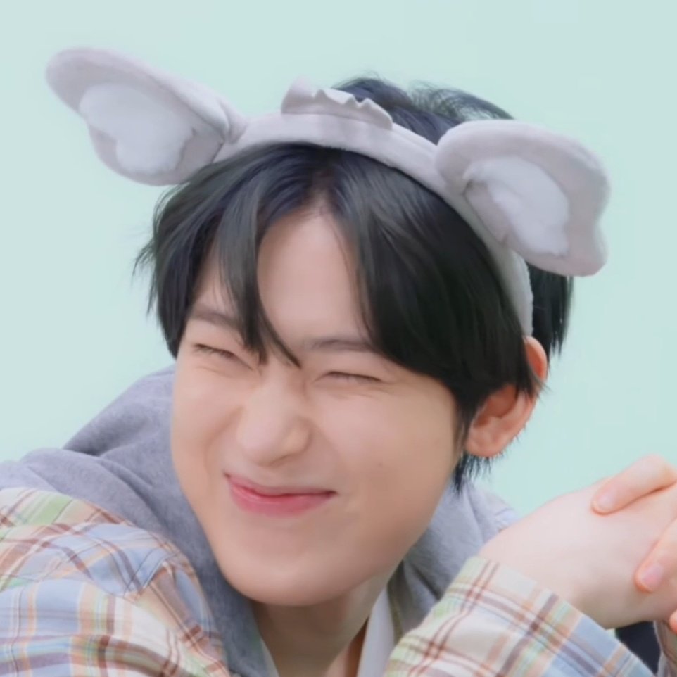 filmksw's tweet photo. he's so cheeky 🤣😭 https://t.co/Eb4AeKvX1w
