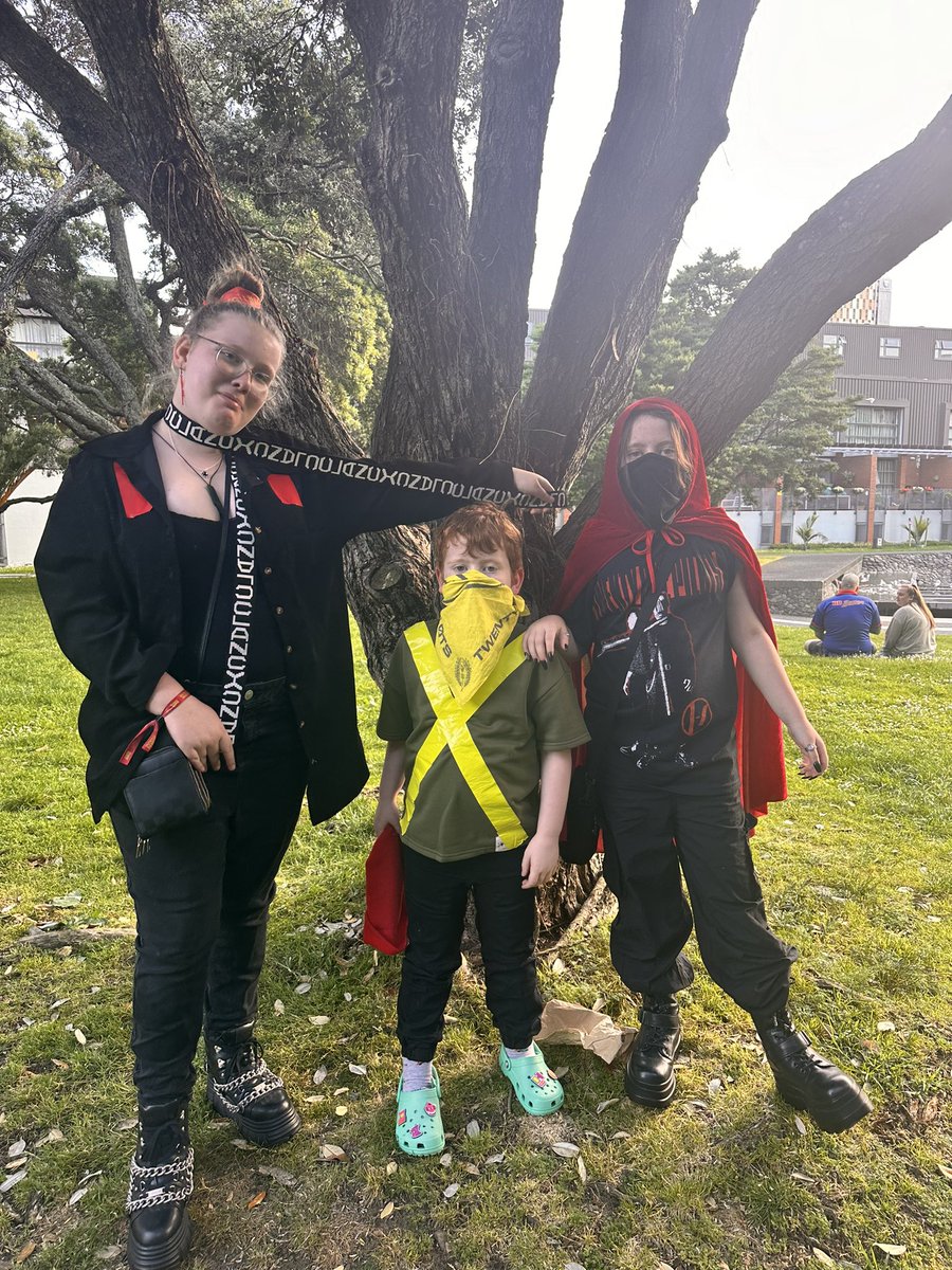 GeneralsSister's tweet photo. Before, during and after. Thanks @twentyonepilots you were absolutely swell. See you next time!! #21pilots #twentyonepilots #TOP #Auckland #NZ #joshdun #tylerjoseph https://t.co/cYdd7BYXtN