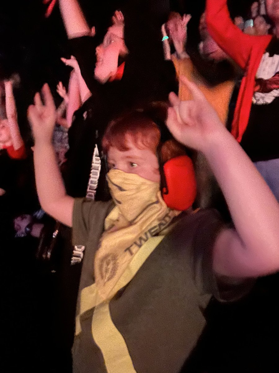 GeneralsSister's tweet photo. Before, during and after. Thanks @twentyonepilots you were absolutely swell. See you next time!! #21pilots #twentyonepilots #TOP #Auckland #NZ #joshdun #tylerjoseph https://t.co/cYdd7BYXtN