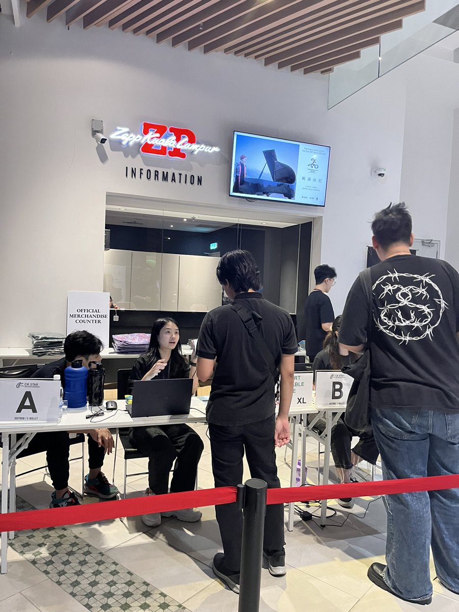 yellowpika123's tweet photo. Yuki Kajiura concert in Malaysia now.. organizer sucks compared to other shows I’ve attended here so far (entry was supposed to be 6.30pm for my category but they are not allowing anyone in yet for god knows what reason + no clear signage on where to line up)😡 https://t.co/WiE79Ar6ey