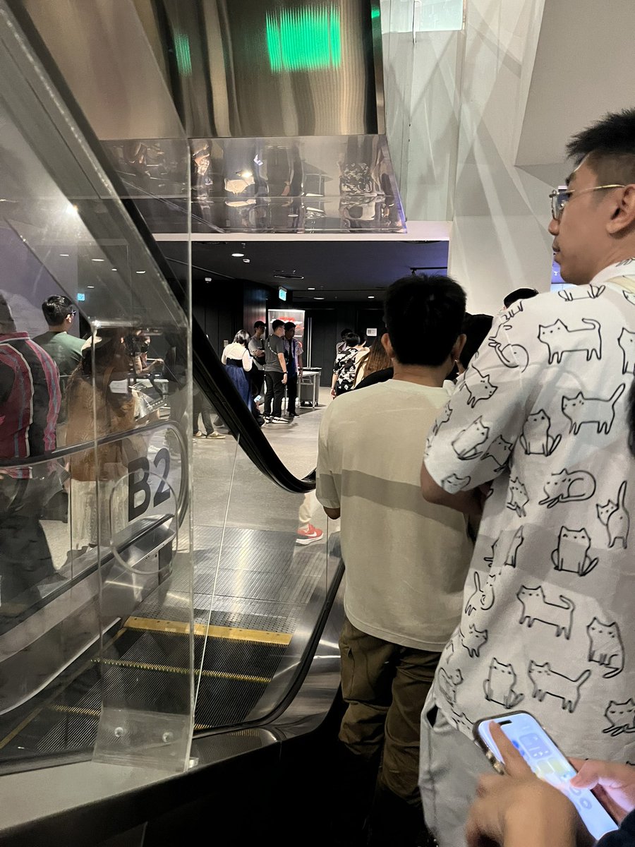 yellowpika123's tweet photo. Yuki Kajiura concert in Malaysia now.. organizer sucks compared to other shows I’ve attended here so far (entry was supposed to be 6.30pm for my category but they are not allowing anyone in yet for god knows what reason + no clear signage on where to line up)😡 https://t.co/WiE79Ar6ey