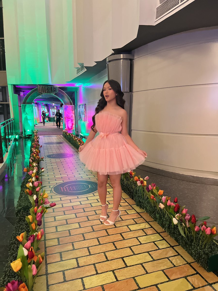 VanMercadoNew's tweet photo. Oiii Jenn is here! 😉 #StyledByVanMercado https://t.co/rydAYWnhku