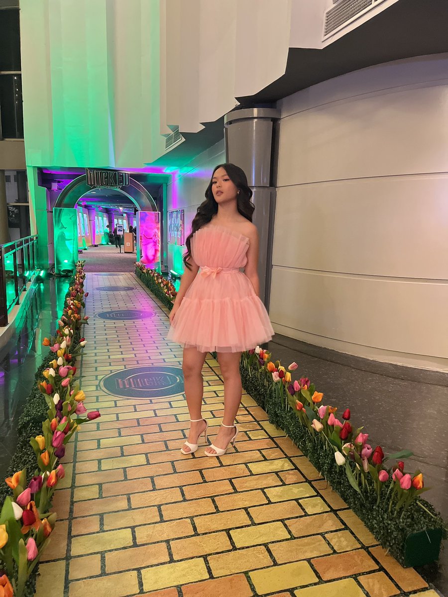 VanMercadoNew's tweet photo. Oiii Jenn is here! 😉 #StyledByVanMercado https://t.co/rydAYWnhku
