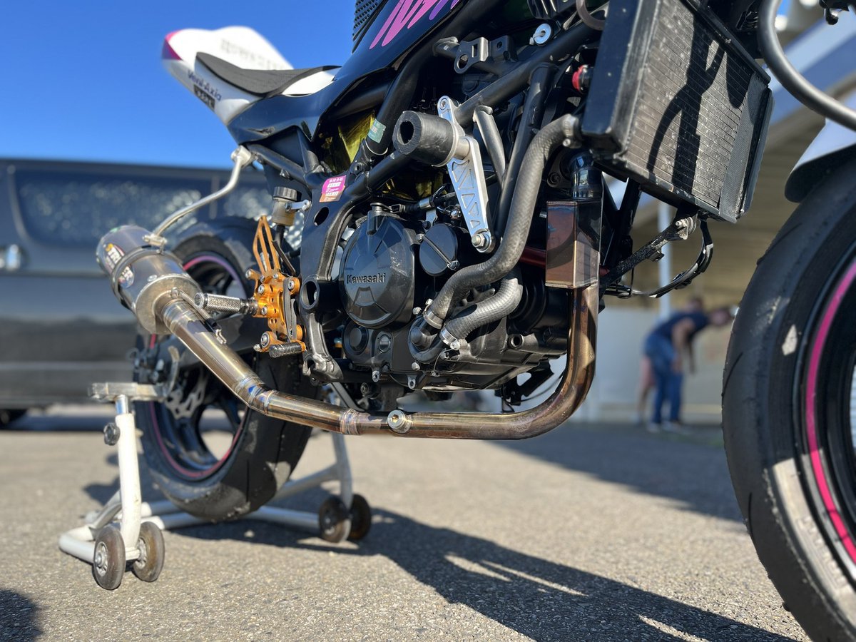 pon_d_84's tweet image. NS2クラスでシリーズランキング1位を獲得したのはHFCマフラーの恩恵が本当に大きい。

前がうちのSLなんだけど、みてよこのストレートの差。笑

チーム員のYU-TA君もHFCマフラーにして微調整したら裏直15キロ近く伸びてます( ◜ᴗ◝)

気になる方、ご連絡お待ちしております😏

#HFC 
#Ninja250SL