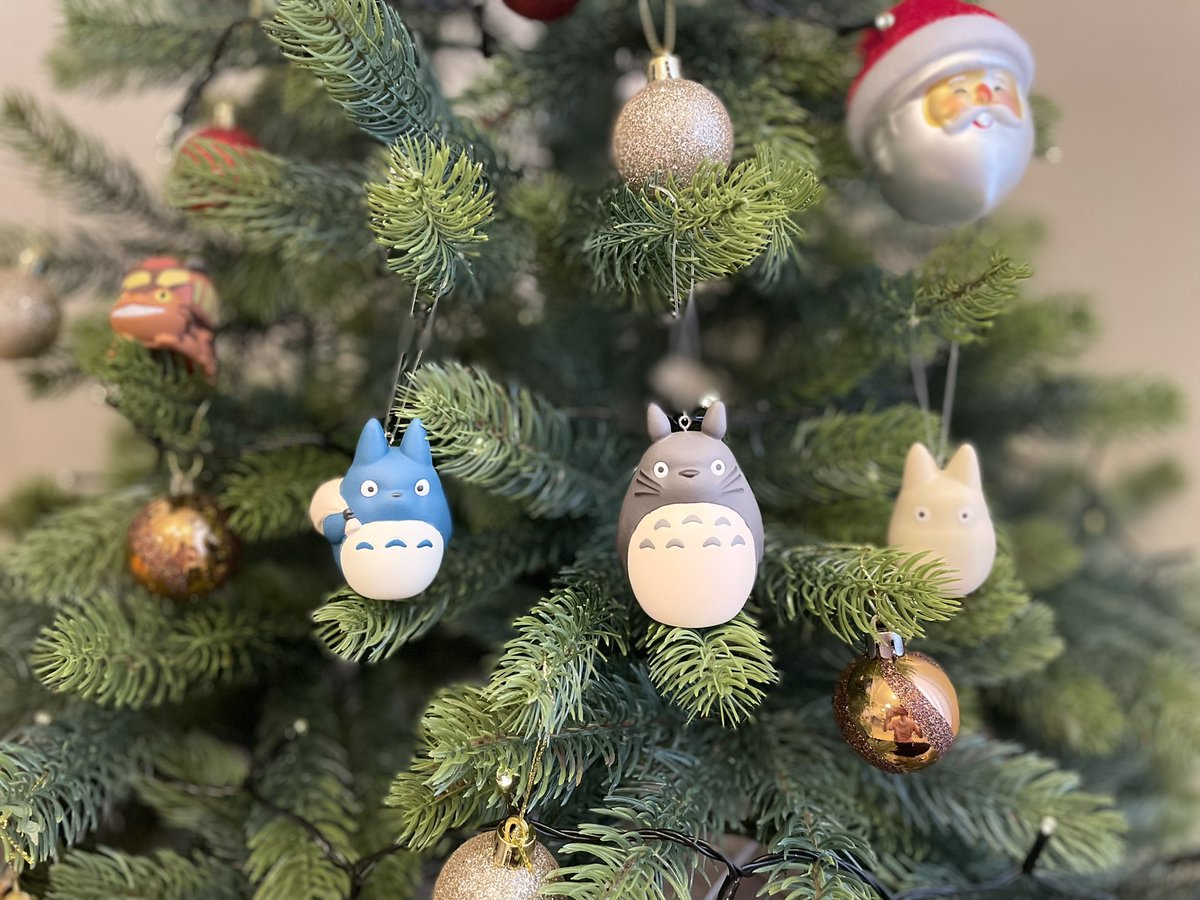 BKoharu's tweet photo. ジブリがオーナメントを作ってないので指人形に穴開けて作った力作です(穴開けてごめんなさい！)🥹トトロ大好き息子は大喜び！@GhibliML 全種類買うのでトトロ飛んでるやつとかキキとかのオーナメント作ってくださいお願いします！ https://t.co/bqQ59RYqOK