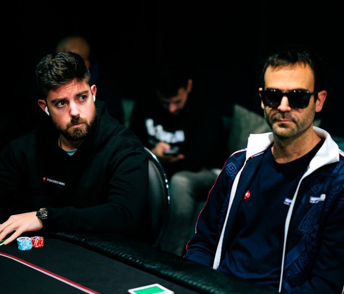 WilloelPillo's tweet photo. El día 2 de la final del #UKIPT 🔥@and1ero y @ArtusGL en la misma mesa🔥

🧮 Cuentas de la general y (Main)

Alex - 210 (204.000)
Artus - 185 (193.000)
@V1ctorcb - 166 (98.000)

Y hoy, MAIN EVENT de SECOOP de @PokerStarsSpain 

 ⏰ 20:00 CET
Twitch 👉 https://t.co/inY9aGZs9b https://t.co/wHxFtJH9o6