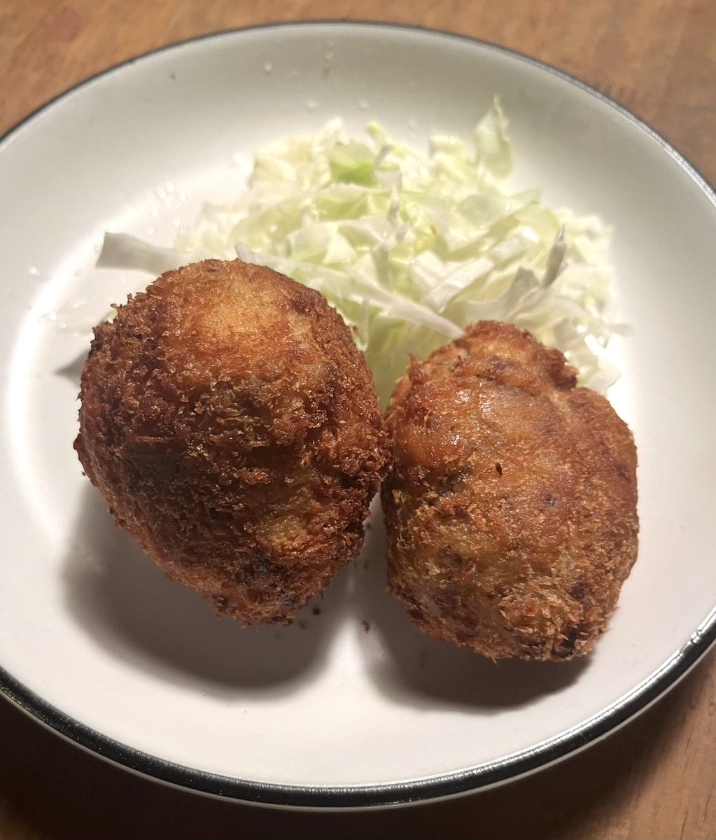 Tebisal's tweet photo. 初コロッケ。手間取ったけど揚げる時はメンチより気が楽だった。揚げ物上手になりたい！ https://t.co/sTrm6Ur0s8
