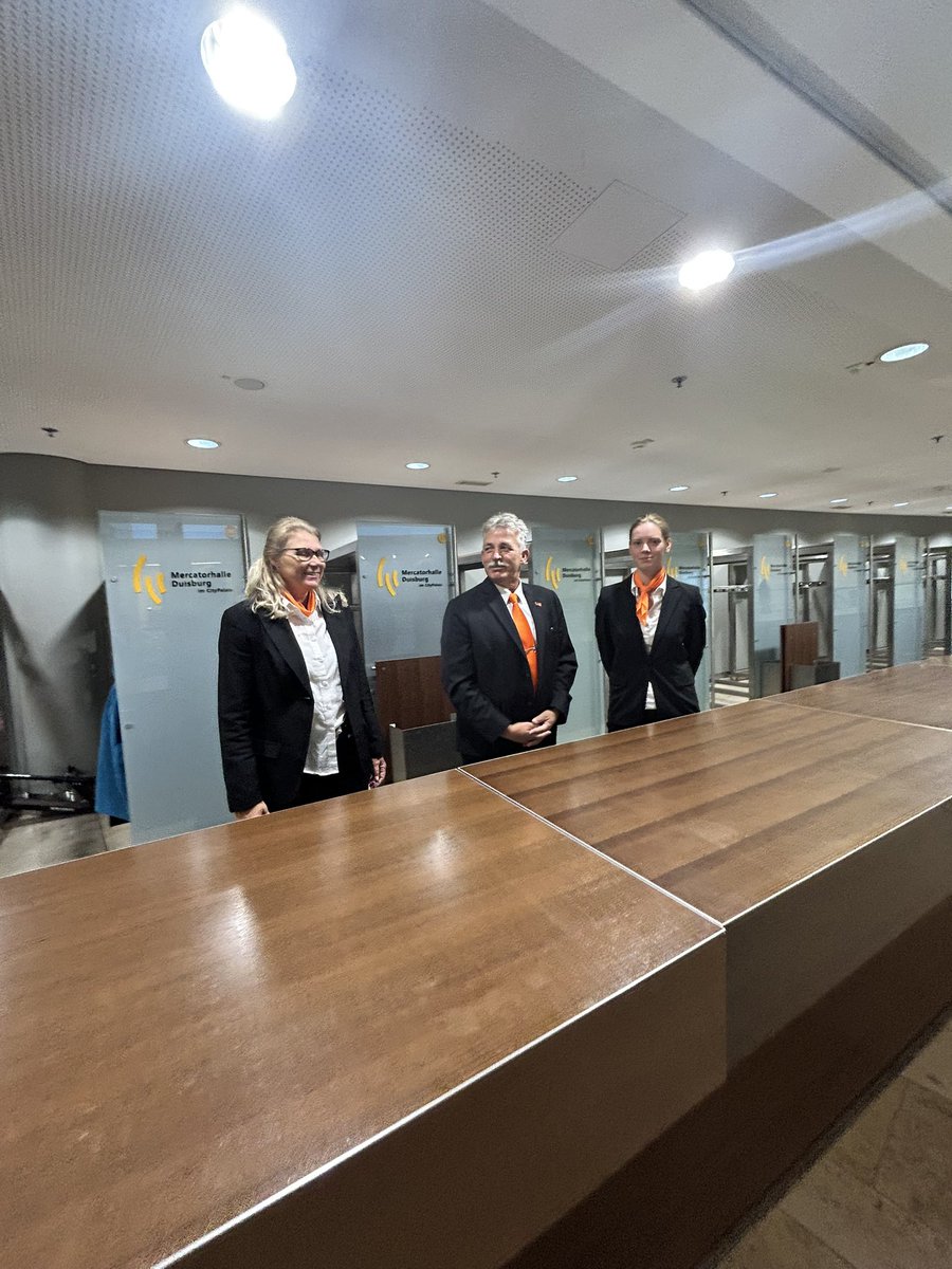 DieLinkeNRW's tweet photo. Unser Parteitag könnte nicht laufen, ohne viele fleißige Menschen hinter den Kulissen: Garderobe, Foto- und Videoprofis, Catering, Facility Management … Euch allen ein herzliches Dankeschön! ❤️ #esgehtumalles https://t.co/y0wEvABJf4