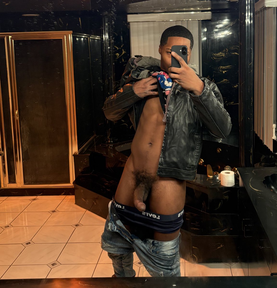 TheRealDBoyJuan's tweet photo. What would you do if I was to send some pictures like this to yo phone 
A retweet if you would send back 
B comment 😍 if you would pull up 
C retweet &amp; comment what you going to do https://t.co/85Ar9VfxaO