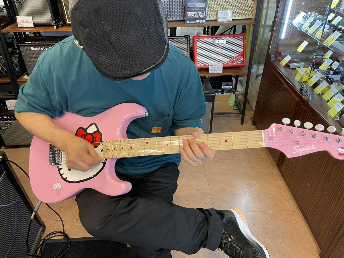sing_baby_sing's tweet photo. 栄イシバシ楽器にてHelloKittyストラト(!)試奏。思いのほか良質の為、相方の強烈な推しもあり思わず拉致購入MNG。
相方の証言では試奏中結構な頻度でお客がチラ見してたうえに、購入を告げると店員さんえらく驚愕してはった💧
むべなるかな。
#Fender
#FenderHelloKitty
#HelloKitty
#ハローキティ https://t.co/uBLZqXCqB1