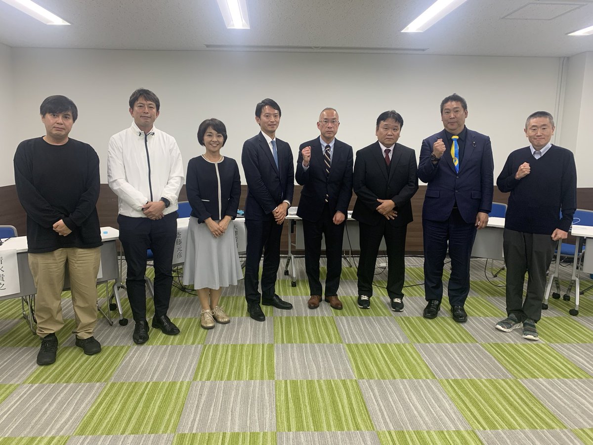 takahashi_ntu's tweet photo. 兵庫県知事選、当選した方もしなかった方も信念持った方達のぶつかり合いだった気がします…政治を志す方は、すごいです。

そして色々な意味で大切な選挙だったと思います。

いつかこの生配信中、放送事故で配信中断してシーンとしてる中、斎藤さんのカバンから「ブーーー」と変な音して、斎藤さんが慌てだし、ヒゲソリが勝手に起動してたことがわかって、みんなで爆笑したシーン、ReHacQでお届けしたいです。