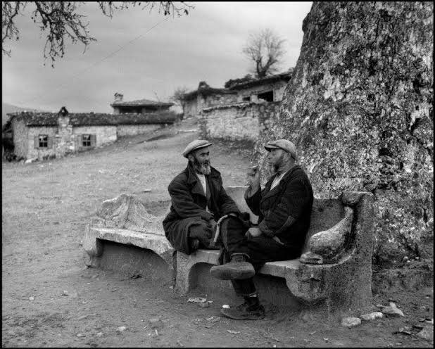 kayamerthasan_'s tweet photo. Ara Güler’in Aphrodisias’ı keşfi müthiş bir dünyanın kapılarını da aralamıştı. 1958 yılında bir baraj açılışının fotoğraflarını çekmeye gitmişti. Dönüşte kaybolmuş ve yolu bu muhteşem antik kentle iç içe yaşayan köye çıkmıştı. Burası geçmişi MÖ 500’e uzanan Aphrodisias’tı. https://t.co/aXlpaD0S0d