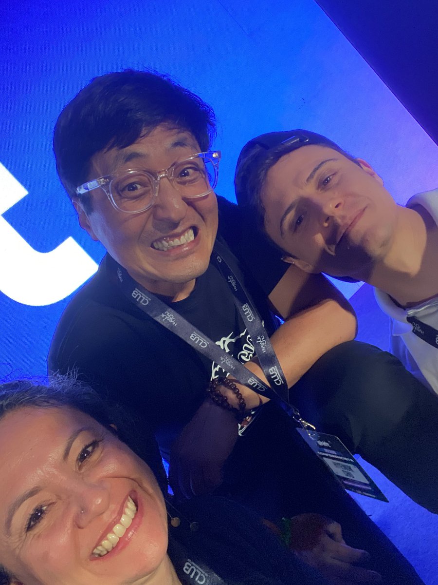 sjimenagallego's tweet photo. Por fin conocí a Alexander @inverxia_co y con una charla magistral en #SHIFT2024
donde conocimos las profundidades del #Oro .
Gracias @HyenukChu por traernos a los mejores, somos afortunados.
@somoscdi
@Valeria1812Mza
@iioanee
#PacienciaPaga https://t.co/lhl6DfIb7W