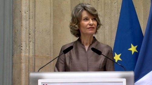 cafepedagogique's tweet photo. Anne Genetet "J'ai été très frappée par Donald Trump qui confirme la suppression du ministère de l'Education nationale" (France inter) 

"Les bras m'en tombent. Nous en France , l'Education est une priorité nationale. Les élèves ont tous les mêmes chances de réussite" https://t.co/kMehH4hnwZ