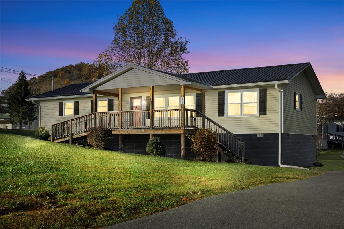EverydayAdPromo's tweet photo. Your Next Home, Beautiful &amp; Move-In Ready. View photos and detailed information for 2428 Bob Little RD, Elizabethton, TN 37643.  MLS#9973292, don't miss your chance to own this hot property! https://t.co/rpHGnEIAXW  #LarryDoesThat https://t.co/9g2t7NzV5z