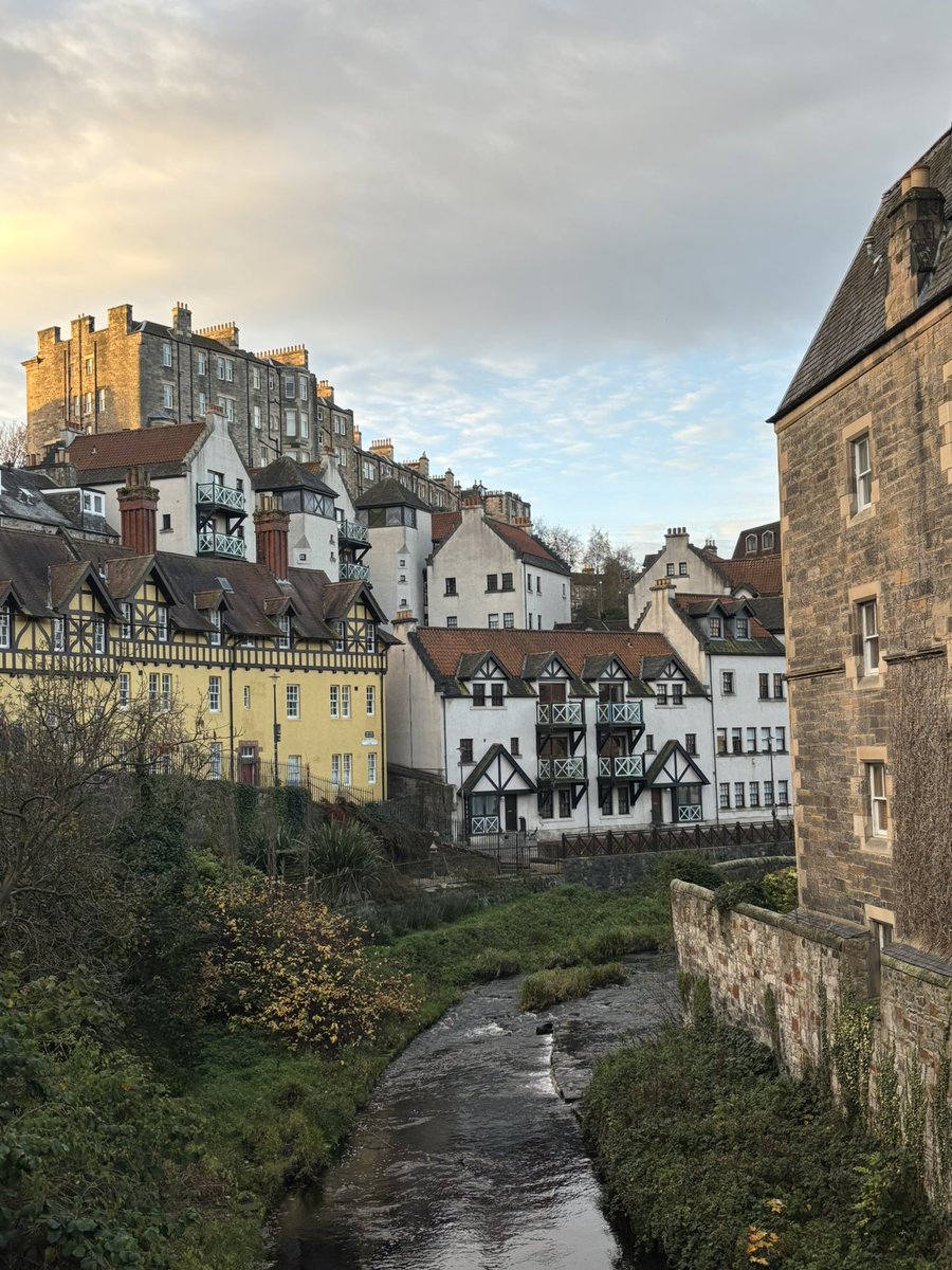 MairiMMcInnes's tweet photo. Winter mornings at their best for #SundayRunday 🌇☀️❄️🏃🏼♀️ #RunTheDay #Edinburgh @UKRunChat @WeRunEdinburgh #Running https://t.co/ZpCV2iqhtr