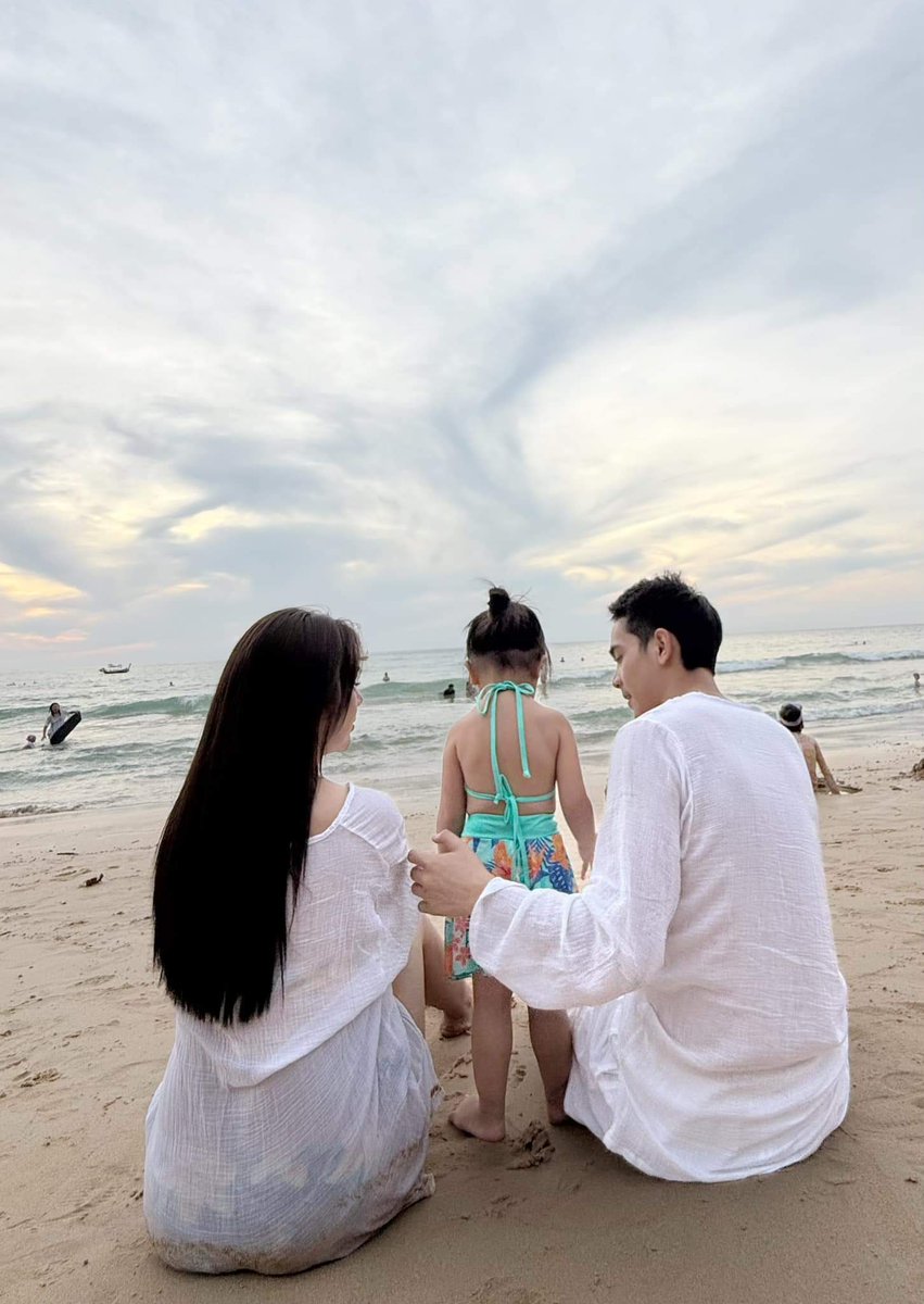 mint_winkwhite9's tweet photo. พอโตขึ้น…ของขวัญที่ล้ำค่าที่สุดในชีวิต 
     ก็คงเป็นครอบครัวอบอุ่น คนรักที่ดี มิตรภาพที่ดี หวังดีกับเราทั้งต่อหน้าและลับหลัง คอยอยู่ข้างๆกัน ดูแลความรู้สึกกัน และไม่ทำให้เราต้องหวั่นไหวหรือเสียใจกับอะไรเลย 🤍 https://t.co/qmtiLm02jK