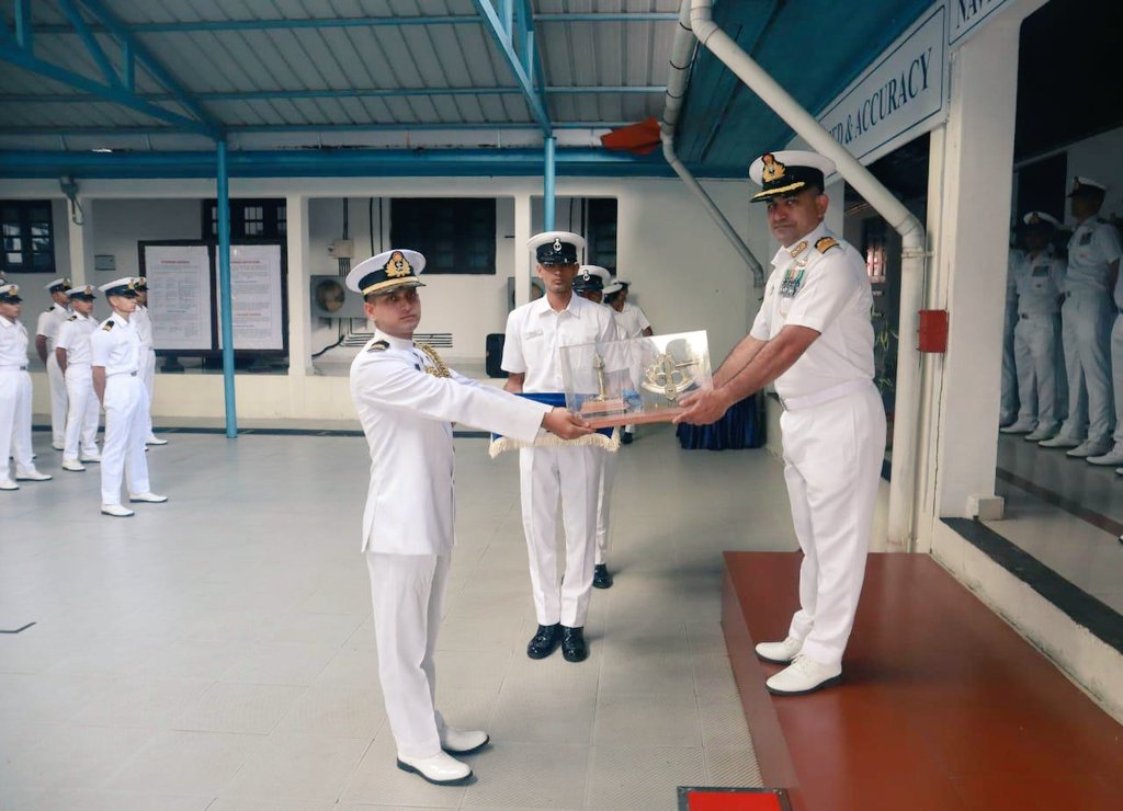 IN_NDSchool's tweet photo. 23 International Officers from 15 #FriendlyForeignCountries completed Navigation Specialisation Course on #16Nov24. Lt Samin Yasar of #BangladeshNavy was awarded CNS rolling🏆(1st),Lt(JS) Bagus Riesky of #Indonesia stood 2nd & Lt MD Azrul, #Malaysia 3rd in Overall Order of Merit https://t.co/SciWU4WS84