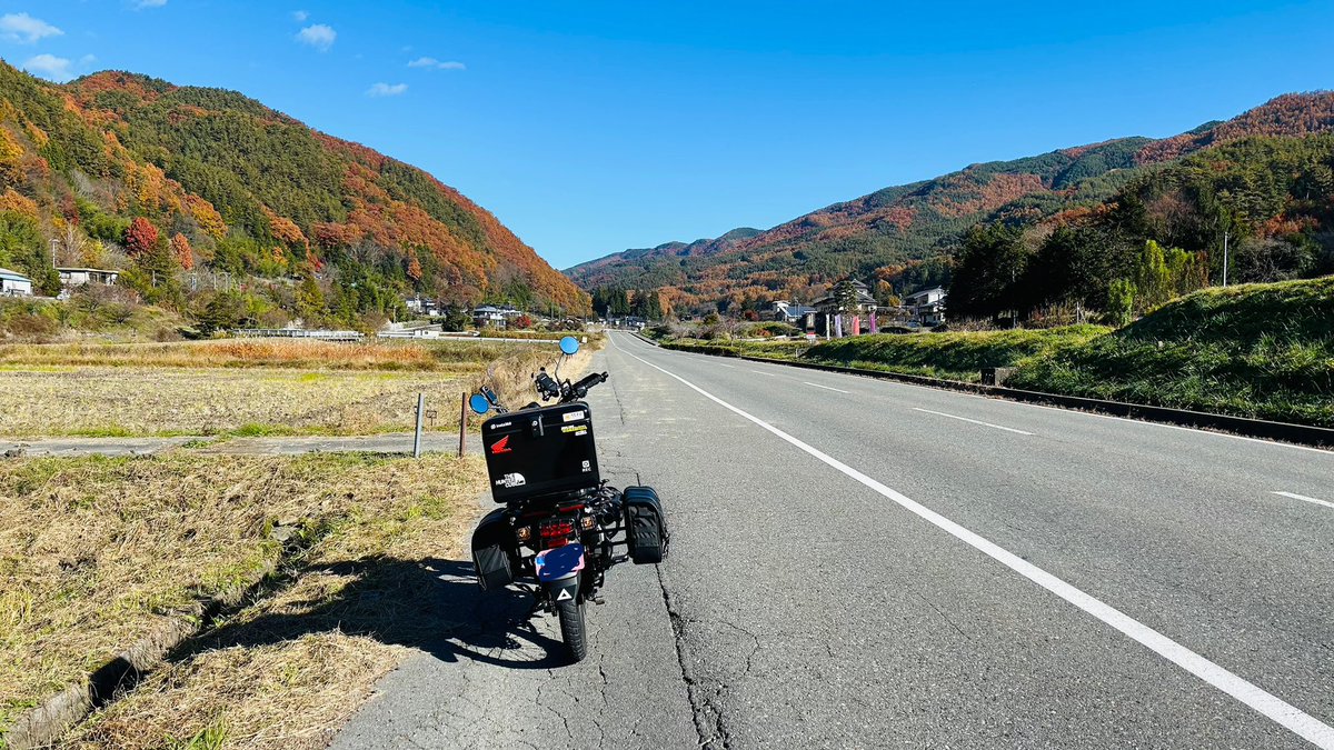 JJ0JXO's tweet photo. 恐らく年内最後のハンターカブ弾丸週末帰省🛵
山梨〜伊那谷までずっと紅葉が綺麗でした🍁

#ハンターカブct125 https://t.co/Tp6BfncBXw