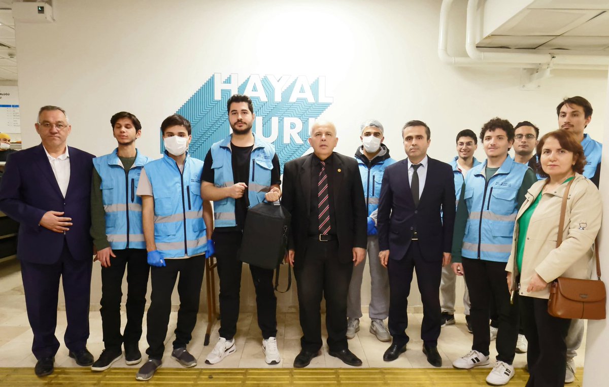 GSB_Denizli's tweet photo. 📌 #KomşumProjesi kapsamında Gençlik Spor İl Müdürümüz Ömer İlman ve Prof. Dr. Cevat Akşit yurdunda kalan gönüllü öğrenciler, projeye dahil olan aileyi ziyaret etti.✅ https://t.co/k5Upo2qOsi