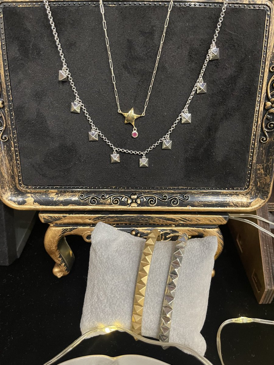mallicajewels's tweet photo. デザインフェスタ60終了しました！
ブースを訪れてくださった皆様、足を止めてくださった皆様ありがとうございました💎
またデザフェスでお会いしましょう！

#マリカジュエルズ
#デザフェス60
@sound_of_gems
@biba_chan _chan(biba55)
@Lottiroom(Lotti)
@mallicajewels

@designfesta https://t.co/6JKdNay4Vp