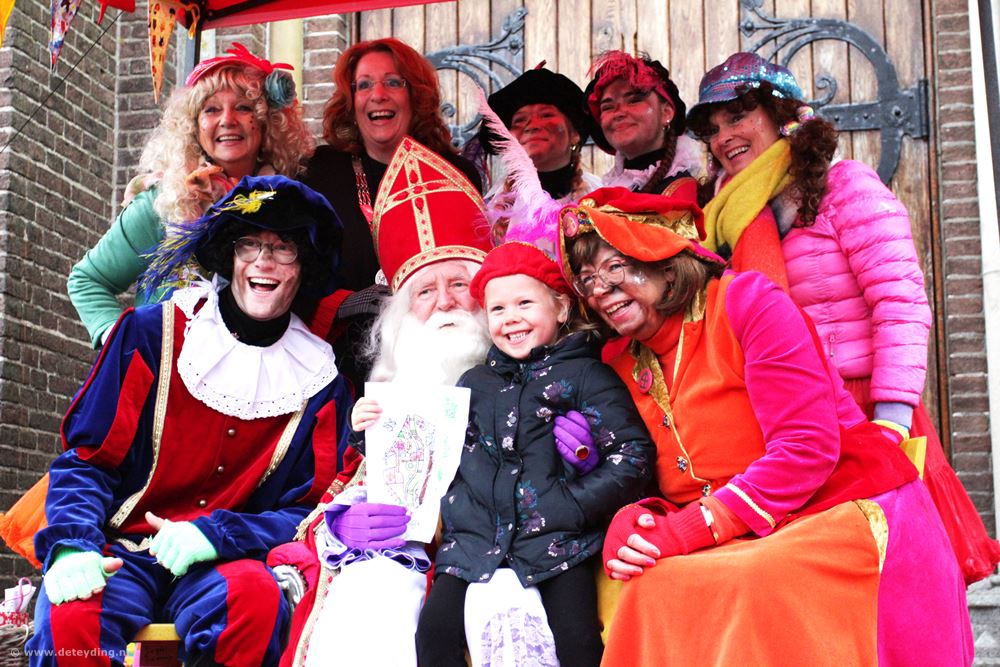 Sint arriveert in Voorhout met goed nieuws over een gouden schop - deteyding.nl/sint-arriveert…