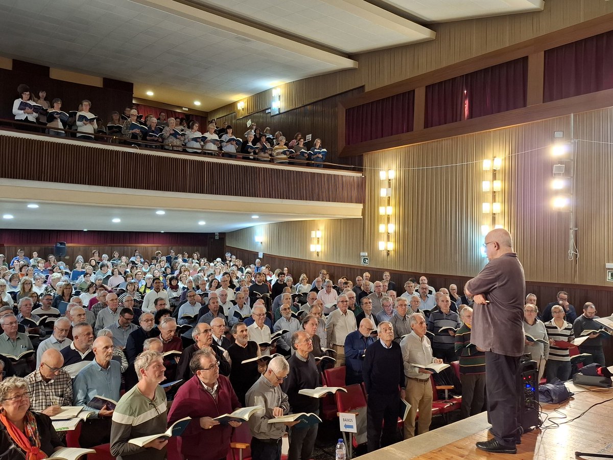 MessiesBcn's tweet photo. "...great was the company of the preachers..." son les taules de multiplicar del #Messies , "...siete por siete cuarenta y nueve..."
Exemples que fan que els #assaigs del #mestre #JordiCasas siguin únics i que recordem fàcilment com hem de cantar una peça!
#MessiesParticipatiu https://t.co/rNrSBeCJPV