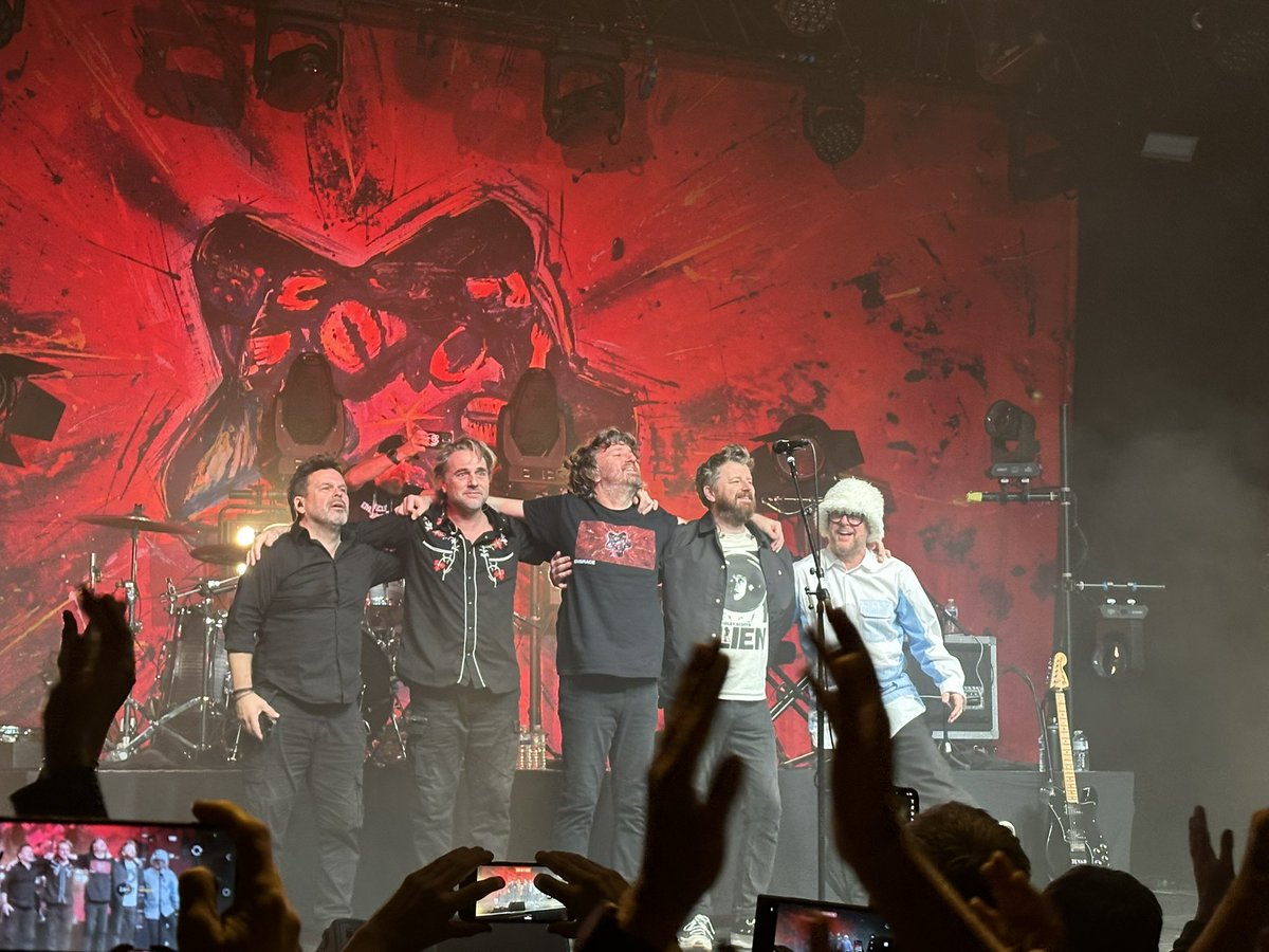 1walt4it's tweet photo. What a night in Manchester - Thank you @embrace @dannymcnamara @RichardMcNamara and all the band -an album that still sounds great after 20 years and a band that gets better every time. Unforgettable gig last night
#outofnothing https://t.co/1RRfi2oBE4