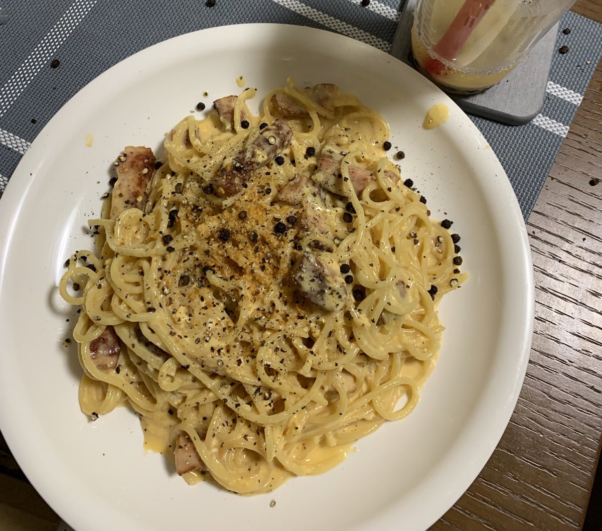 butter0711's tweet photo. カルボナーラ作って胡椒挽いてたらぶちまけて終わった https://t.co/CZEATSNbTz