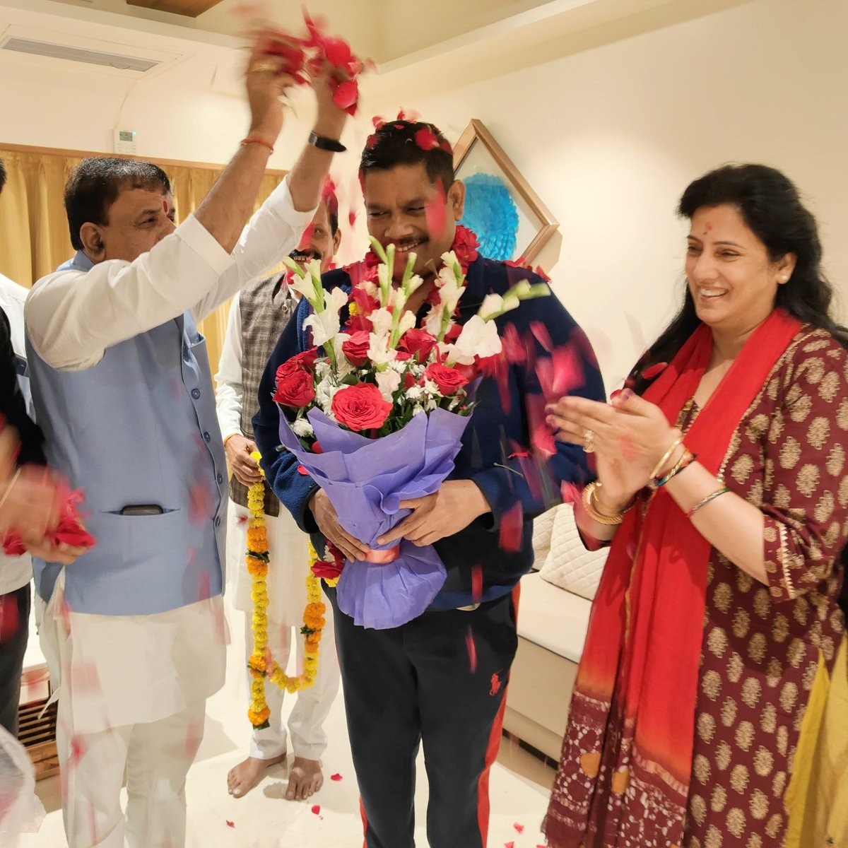 Alok_SharmaBJP's tweet image. सीहोर विधानसभा से भाजपा के लोकप्रिय विधायक श्री @SUDESHraiBJP जी को जन्मदिवस के अवसर पर शुभकामनाएं प्रेषित की।

#AlokSharma #SudeshRai 
#Bhopal #Sehore