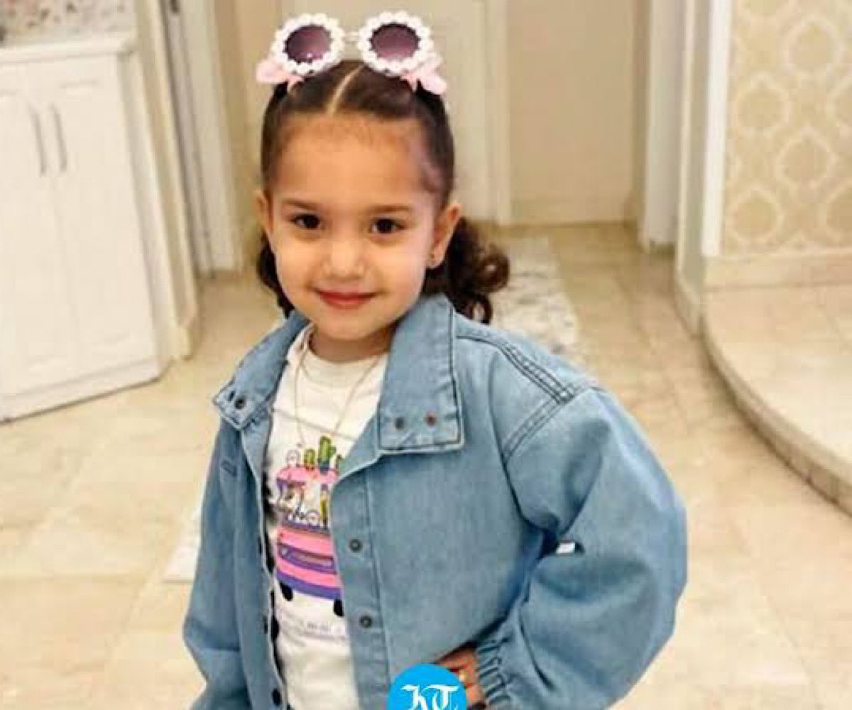 나 지금 너무 힘듦
이 조그만 애가
가족 5명의 시체와 함께 차 안에 숨어있다가 결국 이스라엘 방위군에 의해 살해당함

근데 355개의 총상이 있었대
6살짜리 애한테 355발을 발포했다니까 씨발
355개의 총알이 저 애한테 박혔다니까