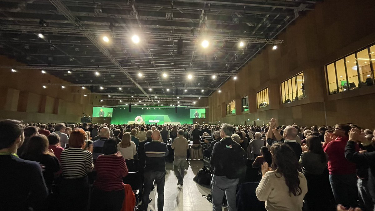 Robert Habeck bei der Bundesdelegiertenkonferenz der #Grünen in Wiesbaden: „Auch ich habe über Rückzug nachgedacht.“ Jetzt würde er am liebsten Kanzler werden. #BDK #Neuwahlen2025