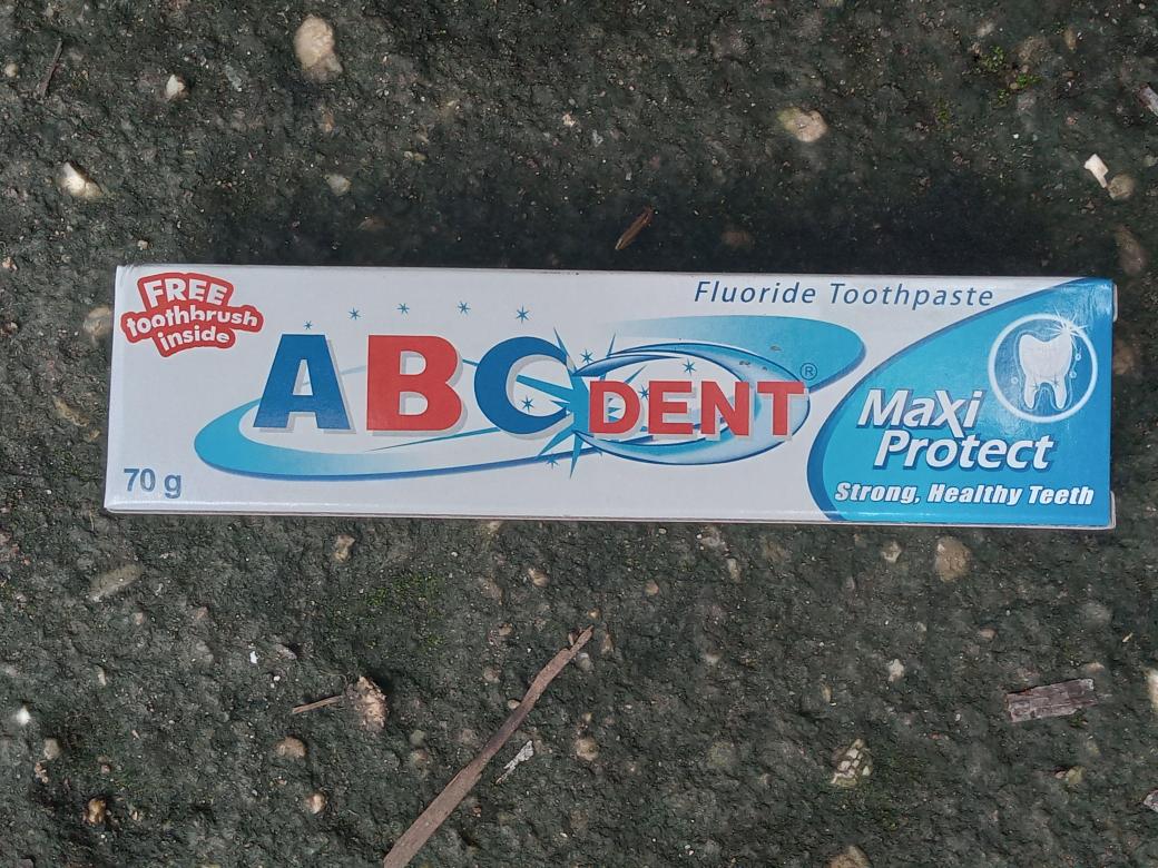 elicomag's tweet photo. La propreté des dents coûte énormement cher dans ces jours suite à la flambée des prix des produits destinés à ce fait. Le Colgate de marque #ABCDent et #whiteDent coûtent respectivement 3000F et 7000F alors que ces prix n'étaient que 1800F pr le 1er et 3000F pr le 2è il y a 1an https://t.co/WjEk1ZA7Oc