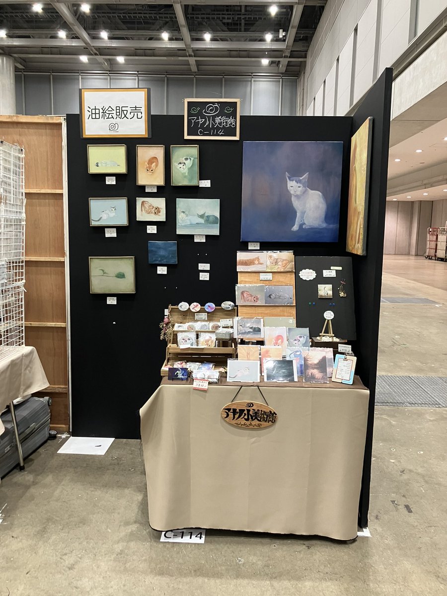 catchuplin's tweet photo. #デザフェス60 
終了しましたー！

絵の感想を聞けて、更なるモチベーションアップになりました。
今度は、こういう絵を描こう！とかのアイデアも浮かび、
出てよかったな〜としみじみです。

新しく買ったディスプレイに、缶バッジを並べるときは楽しかった☺️

#ucanba #油絵　#猫の絵 https://t.co/VatxnBvZrO