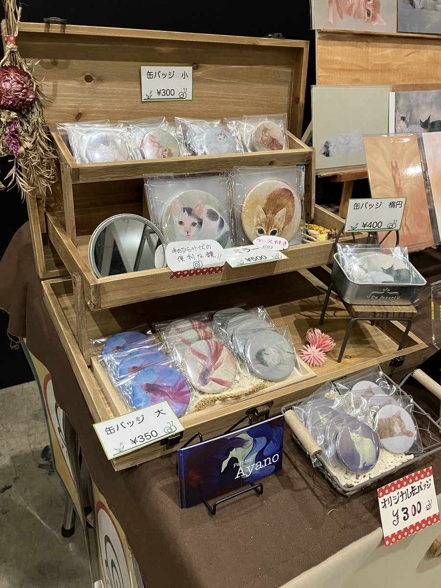 catchuplin's tweet photo. #デザフェス60 
終了しましたー！

絵の感想を聞けて、更なるモチベーションアップになりました。
今度は、こういう絵を描こう！とかのアイデアも浮かび、
出てよかったな〜としみじみです。

新しく買ったディスプレイに、缶バッジを並べるときは楽しかった☺️

#ucanba #油絵　#猫の絵 https://t.co/VatxnBvZrO