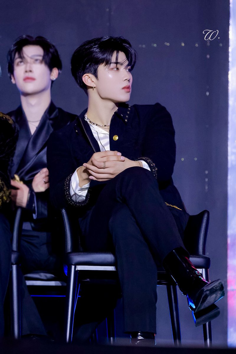 241116 🖤

#박건욱 #PARKGUNWOOK #パクゴヌク #제로베이스원 #ZEROBASEONE #ZB1