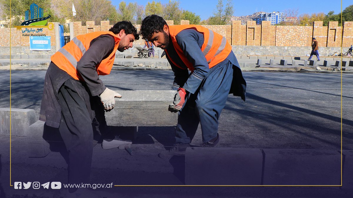 KblMunicipality's tweet photo. زیر ساخت و بدنه خاکی قسمت های باقیمانده سرک دهمزنگ الی کوته سنگی (میرویس میدان) در مربوطات ناحیه سوم با سرعت و کیفیت بهتر  جریان داشته تا آماده به قیرریزی شود.
این سرک به طول ۳۲۲۶ متر و با عرض ۳٠ متر می باشد؛ چندی قبل قیرریزی آن از  مقابل لیسه غازی به سمت چهارراهی دهبوری(1/2) https://t.co/eXHbpLudAz