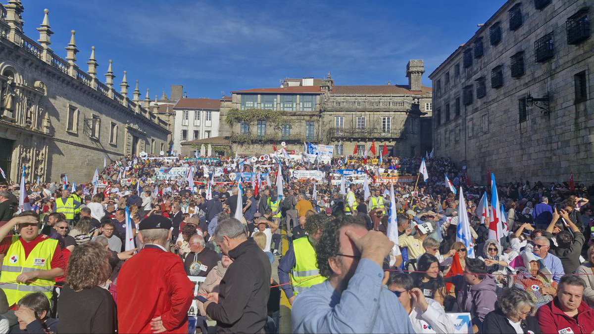 sumargalicia's tweet photo. 🩵🤍 O galego ten futuro. Hai que mudar o rumbo.

A tendencia negativa do galego pódese reverter. Pero fai falla vontade politica e compromiso.

As organizacións políticas de esquerda, os colectivos e a cidadanía, en defensa da nosa língua hoxe na Praza da Quintana:

@QueremosGalego