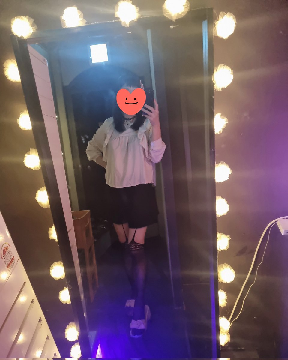 스모키를 해보고 싶었는데 왜 하다만 스모키가 되었냐면 연습할땐 분명 괜찮은거 같았는데 업방의 밝은 조명에 이건 좀 아니다 싶어 지우다가 다시 하다 더 칠해보다 아니 이 소듕하고 귀한 시간에 술 마셔야지 뭐하나 싶어 그냥 나온 결과물이라 그렇습니다...😆🤣