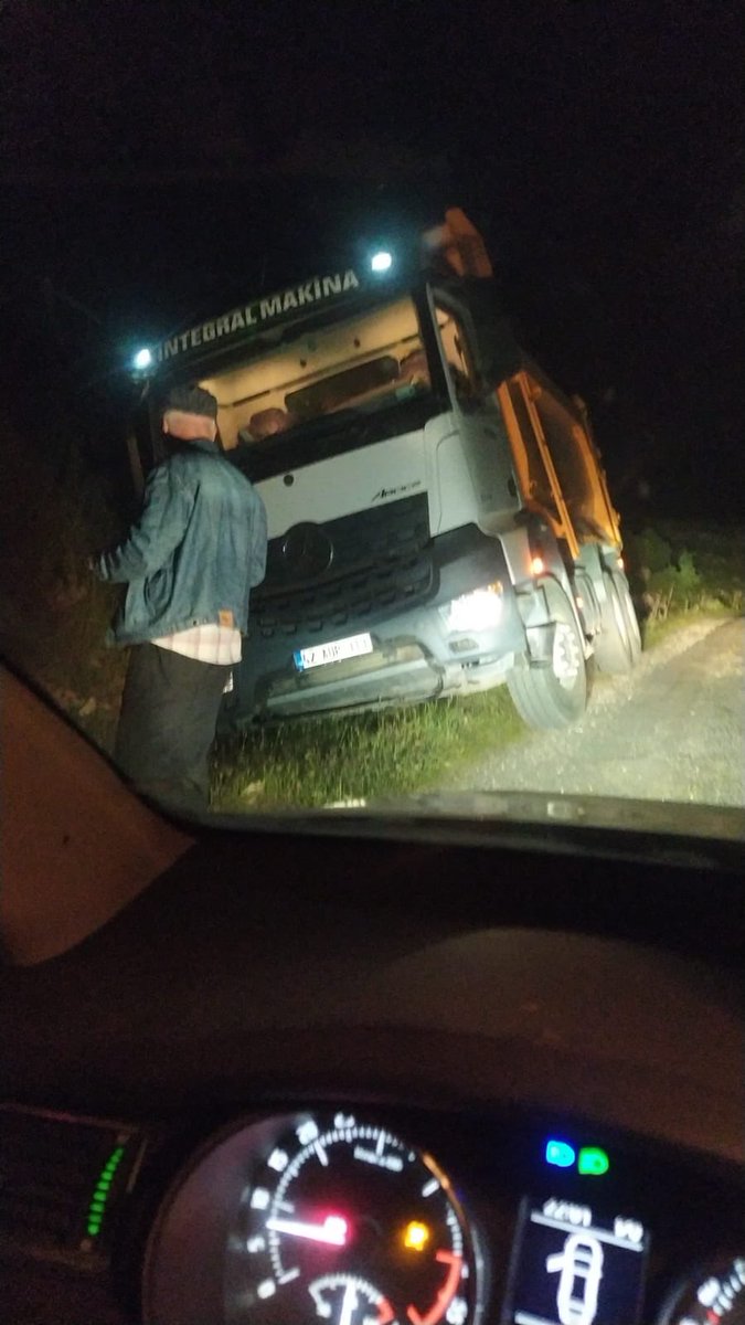 abdulkadir polat (@abdulkadirffn) on Twitter photo Mehmet Kasım Gülpınar ile içinde nepotizmin, rüşvetin, ihale yolsuzluğunun, israfın olmadığı yeni bir devir ile birlikte hizmetinde askıya alındığı bir devir başladı. Köyümüze giderken kazdıkları yola düşmemek için yüreğimiz ağzımızda <a href="/sanliurfabld/">Şanlıurfa Büyükşehir 🇹🇷</a> Mehmet Kasım Gülpınar ile içinde nepotizmin, rüşvetin, ihale yolsuzluğunun, israfın olmadığı yeni bir devir ile birlikte hizmetinde askıya alındığı bir devir başladı. Köyümüze giderken kazdıkları yola düşmemek için yüreğimiz ağzımızda <a href="/sanliurfabld/">Şanlıurfa Büyükşehir 🇹🇷</a>