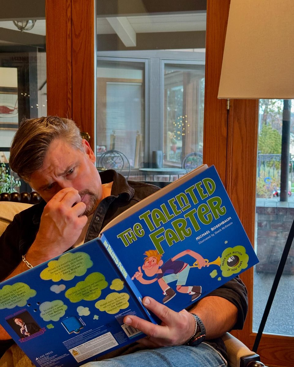 FruitPunch10's tweet image. Nicely promoted, Tom Welling! Hope Michael Rosenbaum @michaelrosenbum has a lot of success with the special book! #TomWelling #MichaelRosenbaum #Smallville @TalkVillePod