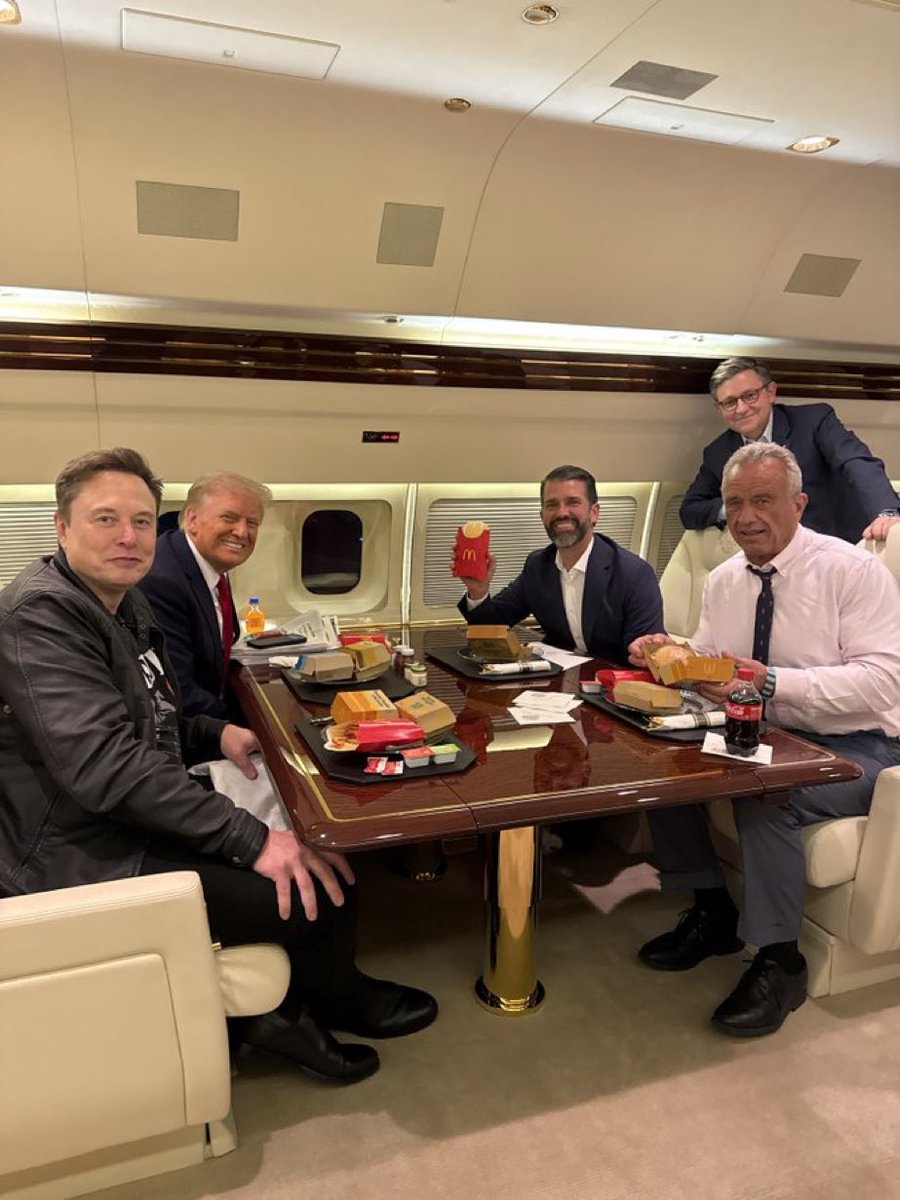 Worth Billions of $ in this picture .. where’s the 5 course meal ? 

Ffs Elon.. 🤦 
And RFK Jr has no roam to lecture the public on health .. but his facial expression seems like he’s doing it for a place in the house 😂